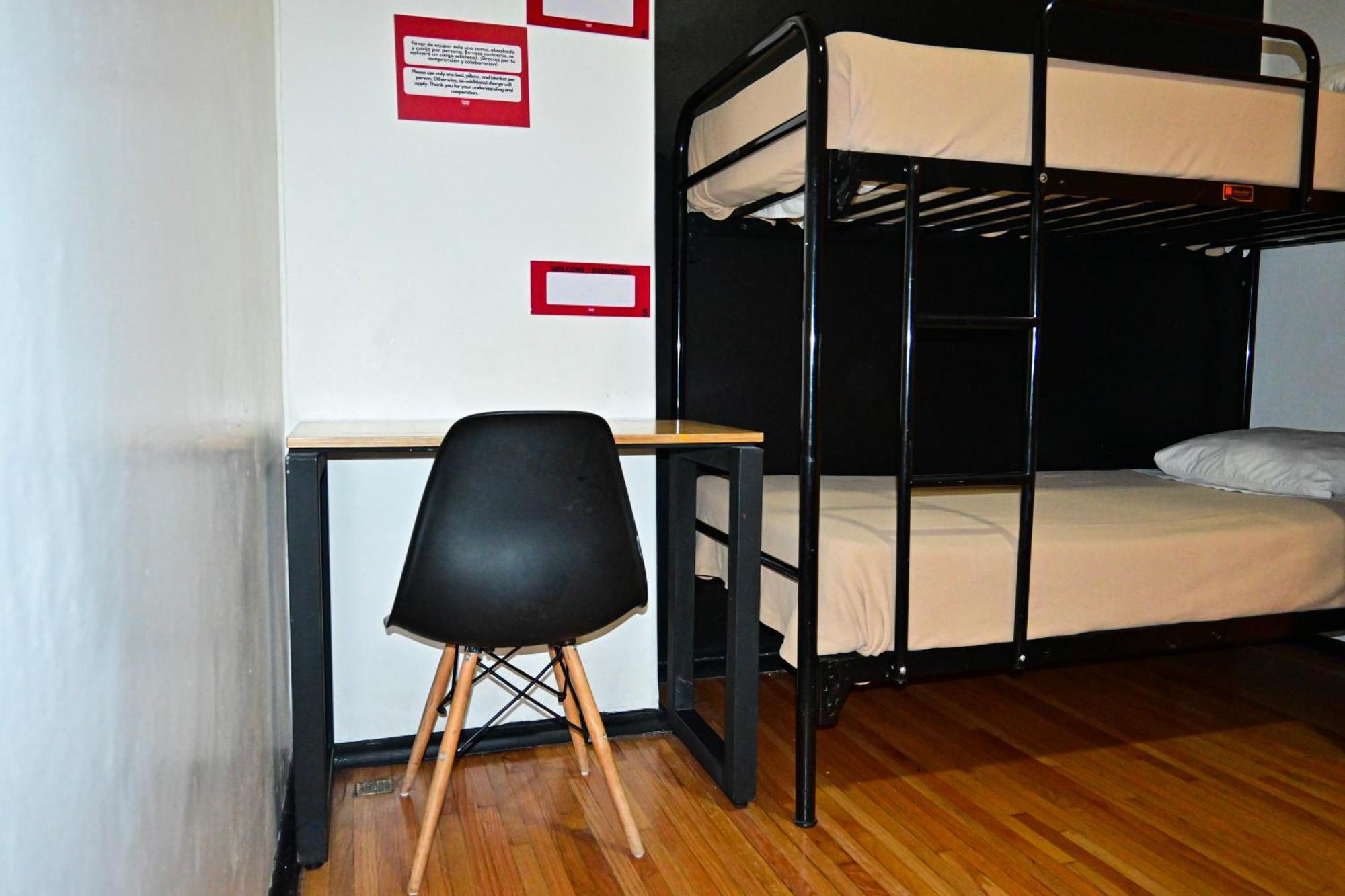 Lit dans Dortoir pour Femmes de 4 Lits avec Salle de Bains Commune