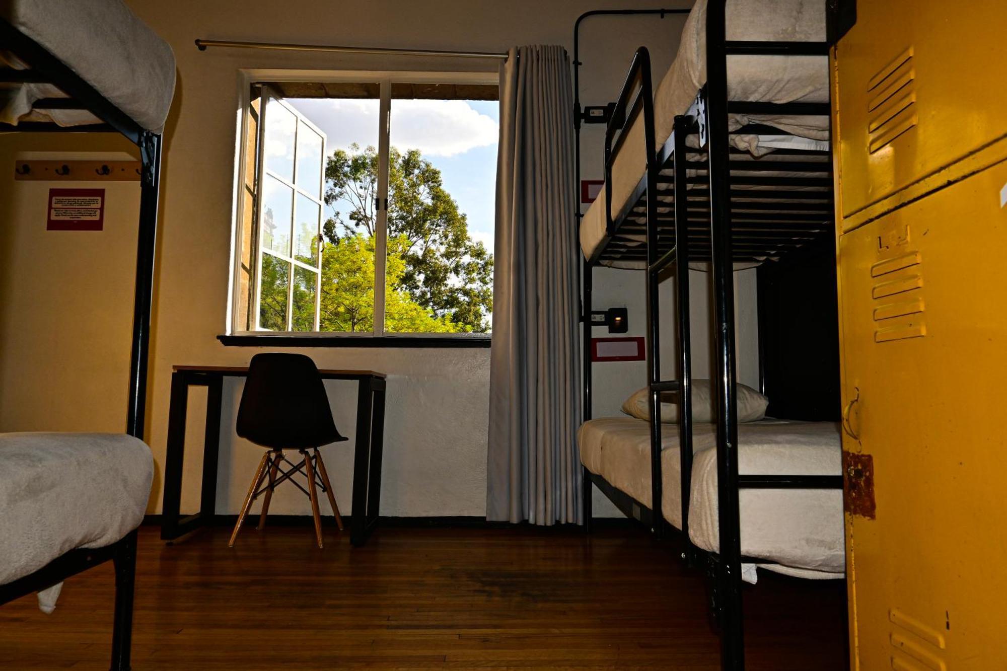 Lit dans Dortoir Mixte de 6 Lits avec Salle de Bains Commune Extérieure - Vue sur El Zócalo